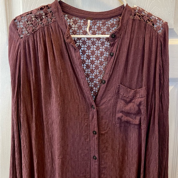Free People Top Crochet back and shoulders Mauve color blouse Size Small buttons - Picture 9 of 16